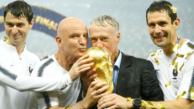 Didier Deschamps berfoto dengan trofi Piala Dunia 2018.