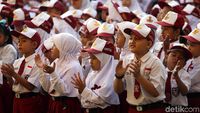 Melihat Suasana Hari Pertama Masuk Sekolah