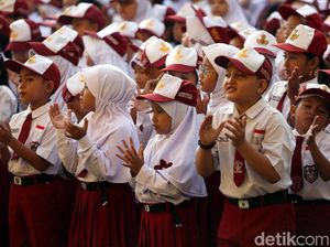 Saat Orang Tua Menanti Anaknya di Hari Pertama Sekolah Saat Orang Tua Menanti Anaknya di Hari Pertama Sekolah