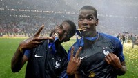 Pogba dan Samuel Umtiti berpose di depan kamera. REUTERS/Carl Recine.