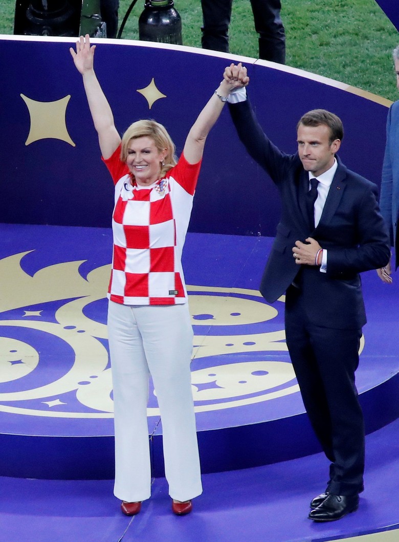 Basah Kuyup Presiden Kroasia Semangati Pemainnya