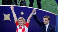 Presiden Kroasia dan Presiden Prancis kemudian bersama-sama turun ke lapangan untuk memberikan selamat untuk pemain kedua tim (REUTERS/Damir Sagolj)