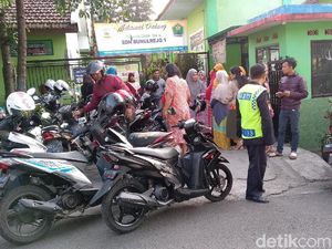 Hari Pertama Masuk Sekolah, Ortu dan Siswa Baru Padati Halaman