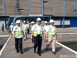 Pastikan Proyek Kapal Selam dan Perang Selesai, Luhut Tinjau PT PAL