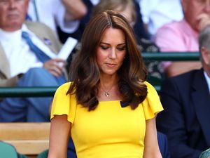 Kate Middleton Bersinar Pakai Gaun Kuning di Final Wimbledon Kate Middleton Bersinar Pakai Gaun Kuning di Final Wimbledon