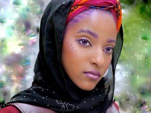 Foto: Uniknya Vlogger Hijab yang Hobi Warnai Alis, Biru hingga Ungu