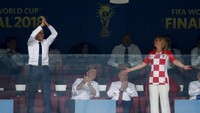 Malam tadi Kolinda dapat banyak sanjungan karena dinilai bersikap sangat sportif. Ini adalah momen usai laga tuntas. Presiden Prancis Emmanuel Macron merayakan kemenangan sementara Kolinda menerima hasil di atas lapangan (Reuters)