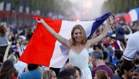 Wajah bahagia para suporter Perancis merayakan kemenangan Tim Ayam Jantan menjadi juara dunia. Charles Platiau/Reuters.