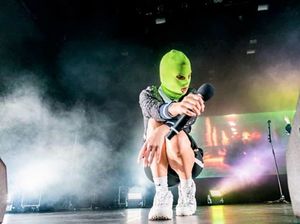 Personel Pussy Riot Keracunan Obat