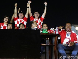 Sorak-sorai pendukung kedua kesebelasan menggema di Lapangan Sunburst BSD.
