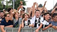 Banyak di antara tifosi Juventus yang meneriakkan nyanyian Ronaldo, bawa Liga Champions kepada kami. Foto: Miguel Medina/AFP