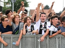 Banyak di antara tifosi Juventus yang meneriakkan nyanyian Ronaldo, bawa Liga Champions kepada kami. Foto: Miguel Medina/AFP