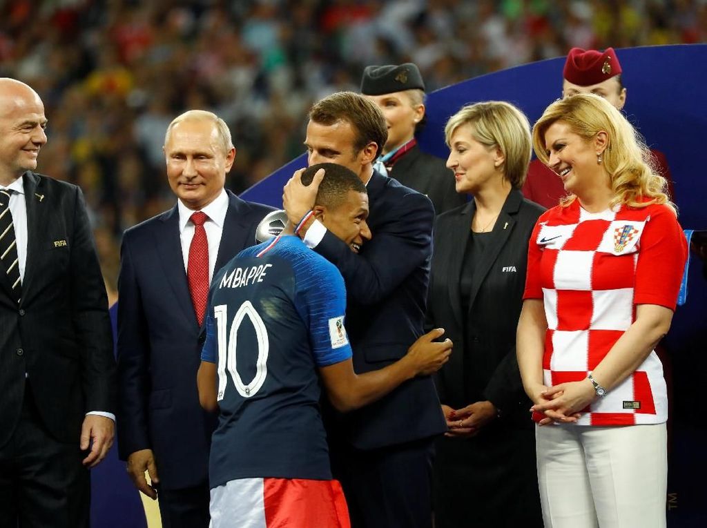 Presiden Kroasia dan Rusia pun Ikut Pesta Prancis di Ruang Ganti Presiden Kroasia dan Rusia pun Ikut Pesta Prancis di Ruang Ganti