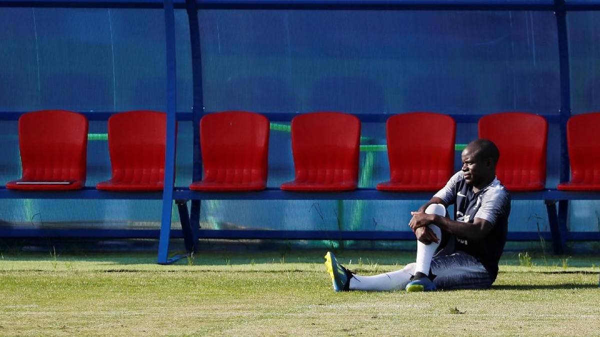 NGolo Kante, si pemalu dari timnas Prancis, yang sampai harus dibantu demi bisa pose dengan trofi Piala Dunia (Foto: Gleb Garanich/Reuters)