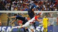 Mario Mandzukic berusaha menembus pertahanan Prancis yang dijaga oleh Raphael Varane dan Benjamin Pavard. Reuters/Kai Pfaffenbach.