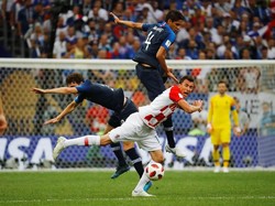 Mario Mandzukic berusaha menembus pertahanan Prancis yang dijaga oleh Raphael Varane dan Benjamin Pavard. Reuters/Kai Pfaffenbach.