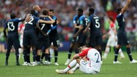 Domagoj Vida terduduk lesu saat pemain Perancis melakukan selebrasi kemenangan di lapangan. Istimewa/Clive Rose/Getty Images.