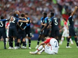 Domagoj Vida terduduk lesu saat pemain Perancis melakukan selebrasi kemenangan di lapangan. Istimewa/Clive Rose/Getty Images.