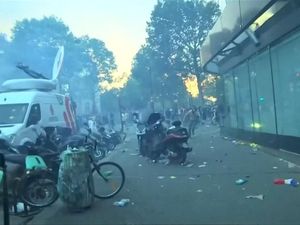 Prancis Menang, Warganya Rusuh