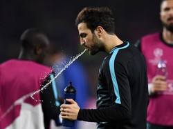 Kenapa Pemain Bola Memuntahkan Lagi Air yang Diminum? Ini Penjelasannya