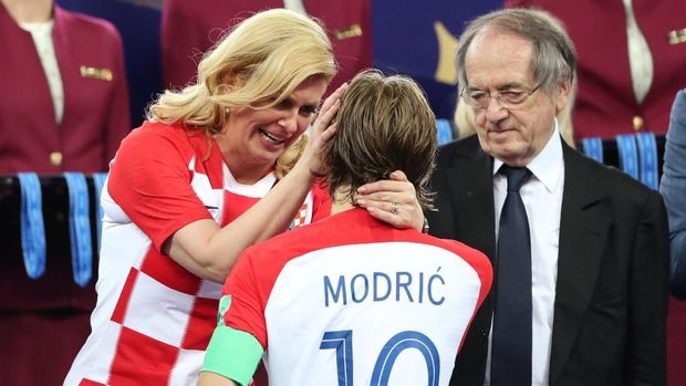 Luka Modric yang merebut penghargaan Pemain Terbaik mendapat selamat dari Presiden Kroasia.