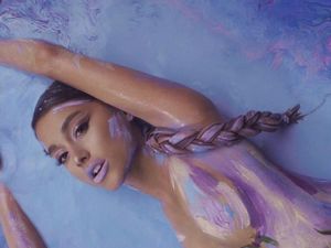 Seksinya Ariana Grande di Balik Layar God Is A Woman Seksinya Ariana Grande di Balik Layar God Is A Woman