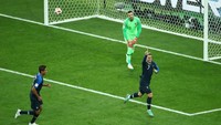 Antoine Griezmann merayakan gol yang dicetak di menit ke-38 lewat titik putih. Reuters/Michael Dalder.