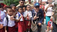 Senyum Anak SD Papua Berebut Foto dengan Mendikbud