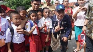 Senyum Anak SD Papua Berebut Foto dengan Mendikbud