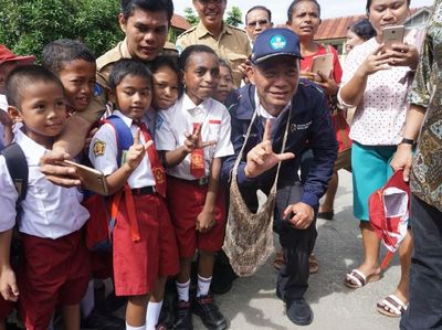Senyum Anak SD Papua Berebut Foto dengan Mendikbud