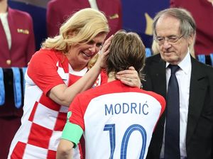 Video: Presiden Kroasia Peluk Hangat Pemainnya yang Basah Kuyup Video: Presiden Kroasia Peluk Hangat Pemainnya yang Basah Kuyup