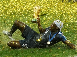 Benjamin Pavard meluapkan kegembiraannya setelah Prancis menjadi juara Piala Dunia 2018. Reuters/Kai Pfaffenbach