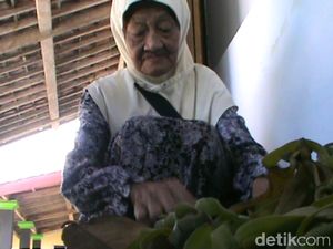 Kata Cucu, Nenek Penjual Bunga Kenanga Tak Pernah Absen Dua Salat Ini