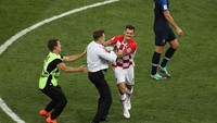 Salah seorang pemain Kroasia tampak bersitegang dengan salah seorang penyusup yang masuk ke lapangan pertandingan dan membuat pertandingan dihentikan sementara waktu. Istimewa/Catherin Ivill/Getty Images.