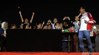 Ketum Partai Persatuan Pembangunan (PPP) Romahurmuziy berdiri dari tempat duduknya untuk merayakan gol Prancis.
