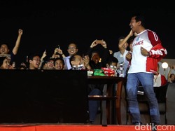 Ketum Partai Persatuan Pembangunan (PPP) Romahurmuziy berdiri dari tempat duduknya untuk merayakan gol Prancis.