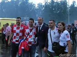 Eks pemain Timnas Kroasia, Mario Stanic, berfoto bersama para suporter usai pertandingan. M Resha Pratama/detikSport, taken with OPPO F7.