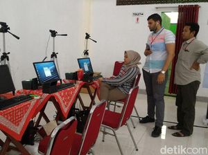 Rekam Biometrik di Embarkasi Solo Diawasi Petugas dari Saudi Rekam Biometrik di Embarkasi Solo Diawasi Petugas dari Saudi