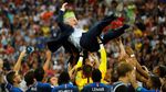 Setelah Dua Dekade, Deschamps Kembali Kecup Trofi Piala Dunia