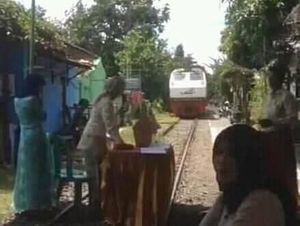 Foto Pelaminan di Depan Lokomotif Bikin Heboh, Ini Faktanya