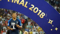Kylian Mbappe menjadi pemain remaja pertama (di bawah 20 tahun) yang berhasil mencetak gol di final Piala Dunia setelah Pele pada 1958. Pemain nomor 10 Prancis itu membuat gol keempat Prancis lewat sepakan jarak jauh dalam kemenangan 4-2 atas Kroasia. (Foto: Reuters)