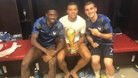 Gaya Para Bintang Prancis Pamer Piala Dunia di Instagram