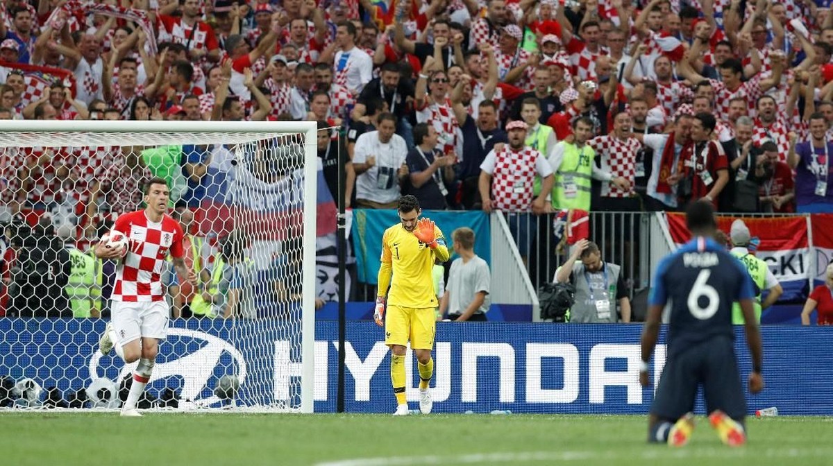 Hugo Lloris membuat blunder dalam kemenangan Prancis atas Kroasia di final Piala Dunia 2018. (Foto: Darren Staples/Reuters)