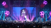 Slank memeriahkan konser dengan menyanyikan lagu-lagu hitsnya.