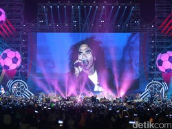 Slank memeriahkan konser dengan menyanyikan lagu-lagu hitsnya.