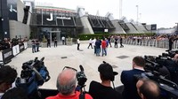 Tes medis Ronaldo di Juventus menyedot perhatian besar dari media massa. Sebelum si pemain datang, para awak media sudah bersiap meliput. Foto: Miguel Medina/AFP.