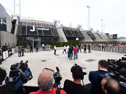 Tes medis Ronaldo di Juventus menyedot perhatian besar dari media massa. Sebelum si pemain datang, para awak media sudah bersiap meliput. Foto: Miguel Medina/AFP.