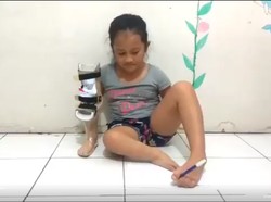 Menulis dengan Kaki, Bocah Tanpa Lengan Ini Bikin Netizen Meleleh Hatinya