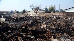 Pasca Kebakaran, Gudang Material di Sunter Rata dengan Tanah