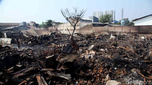 Pasca Kebakaran, Gudang Material di Sunter Rata dengan Tanah